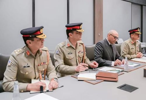 সম্পর্কে সর্বশেষ কোম্পানী কেস অফিসারদের কাজের পোশাক